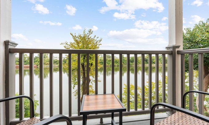 East Bank Condo | Luxurious and Vibrant Condo by the Stadium - Gorgeous Views!