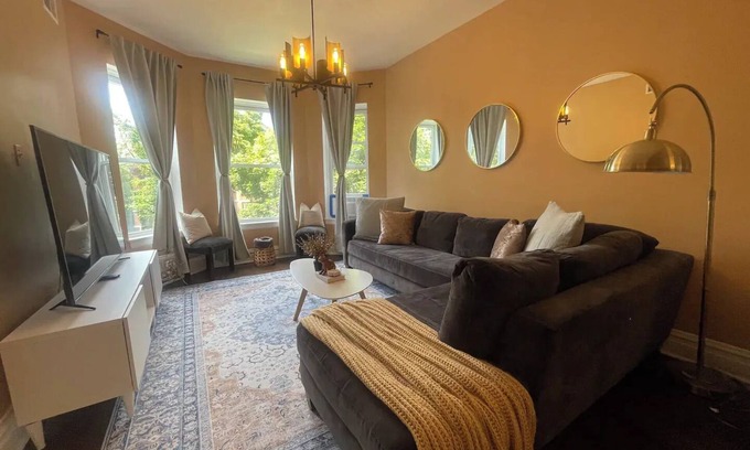 Andersonville Apartment | Luxurious Andersonville Oasis