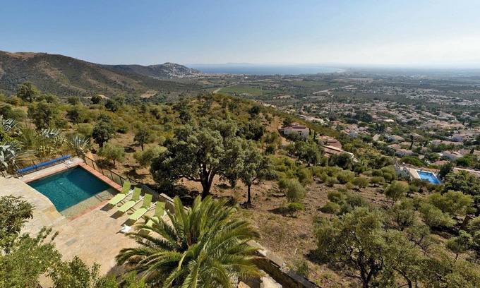 El Mas Fumats Apartment | Luxurious apartment with private pool