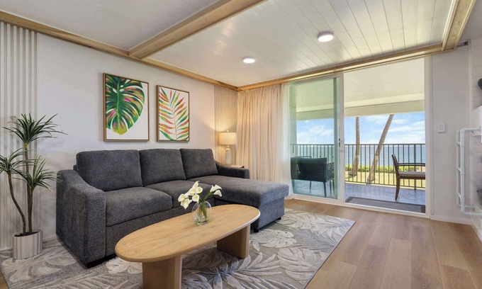 Punaluu Condo | Luxurious Beachfront Condo