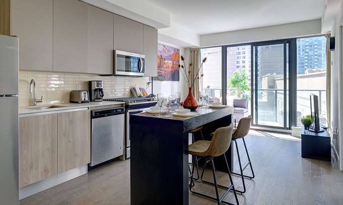 St. Lawrence Condo | Luxurious Brand New 2 BDRM 2 Bath Condo Downtown Toronto