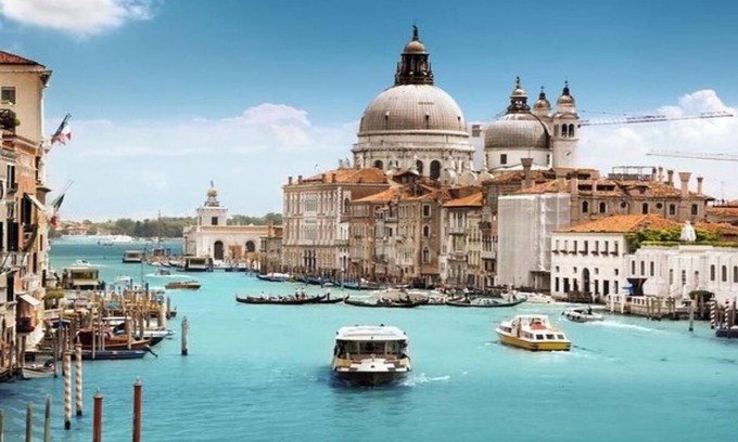 San Polo Apartment | Luxurious Canal-View Apartment in the Heart of Venice