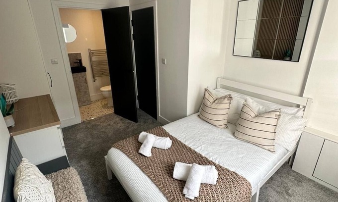Adamsdown House | Luxurious Central 5 Double Bedroom Home | 3 Floors