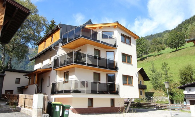 Schmitten Apartment | Luxurious Chalet in Zell Am See with Balcony