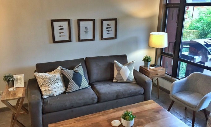 South Pandosy Condo | Luxurious Condo overlooking Playa's quiet 3rd floor courtyard