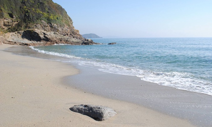 Pentewan Apartment | Luxurious Cornish Holiday let, 4 min stroll to Pentewan beach, village setting.