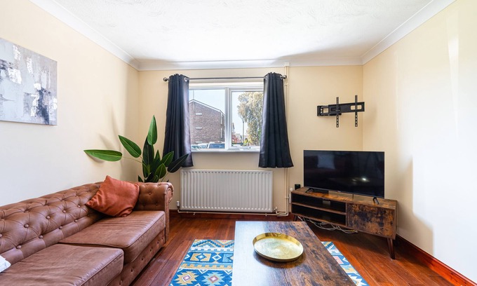 Ipswich Apartment | Luxurious & Cosy 3BR Home Near Ipswich City Centre