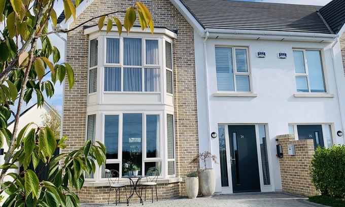 Blackrock House | Luxurious Cosy Home for Weekly or Monthly Rent