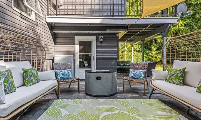 Collingwood Cottage | Luxurious Cottage Across Water!