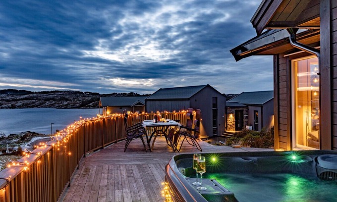 Steinsland House | Luxurious cottage outside Bergen with Jacuzzi - Spa, boat and kayak rental