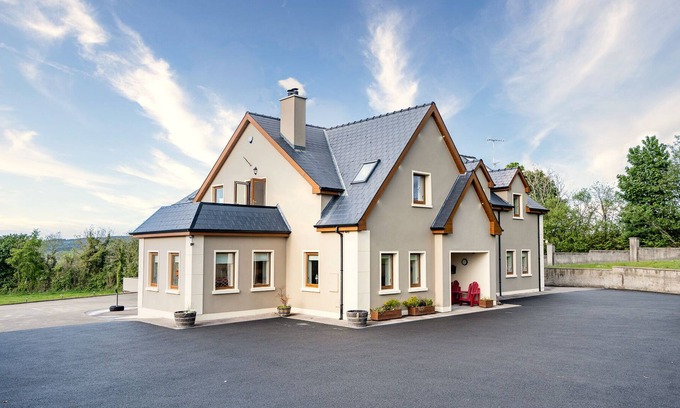 Ballyshannon House | ★ Luxurious Countryside Retreat | Gym & BBQ Hut ★