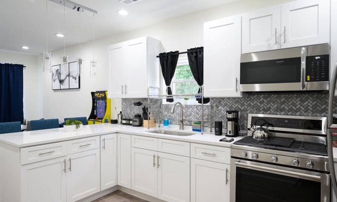 Little Village Apartment | Luxurious, Cozy Beauty 10 min from Downtown Chicago