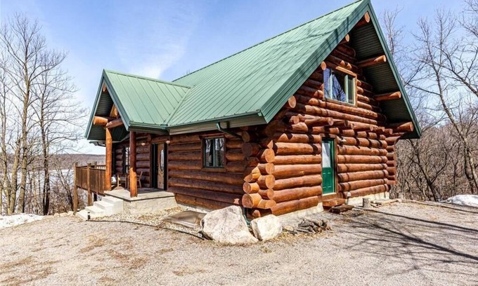 Melrose Cabin | Luxurious Cozy Log Cabin in the Woods, Private getaway at the lake!