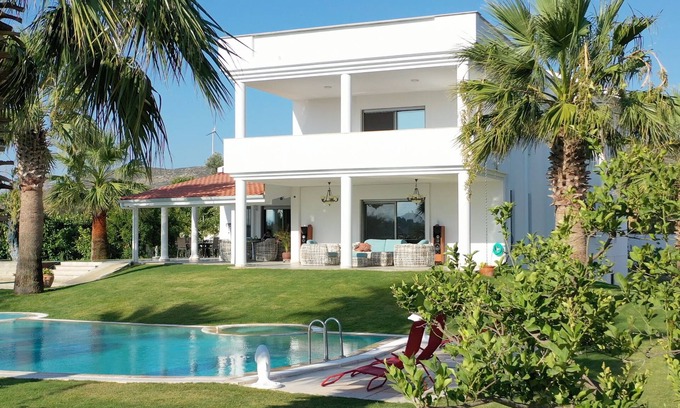 Alacati Villa | LUXURIOUS DELUXE VILLA with 7 bedrooms, private pool & garden, roof top, ...