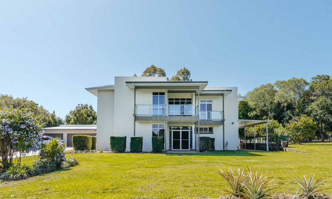Rochedale House | Luxurious Designer Mansion with Garden Paradise