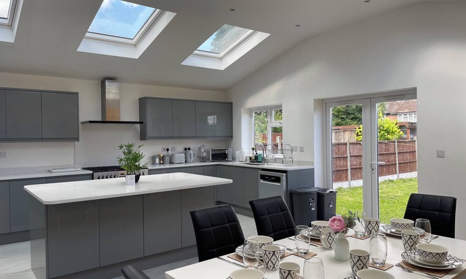 Luton House | Luxurious Detached Holiday House Free Parking Airport Town Centre Railwaystation