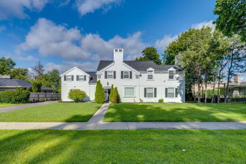Highland Park House | Luxurious Detroit Home - Walk to Golf and Park!