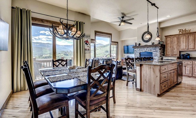 Bear Crossing House | Luxurious Double Master Suites, Stunning Mountain View, Hot Tub & WiFi!