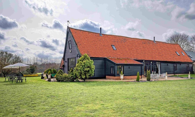 Needham Market House | Luxurious Doves Barn with 8 person Hot tub near Needham Market, Suffolk