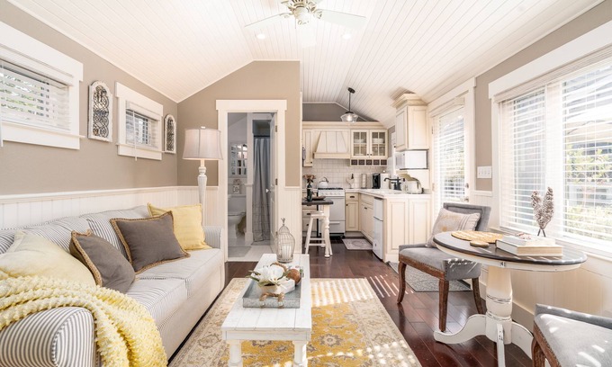 Ukiah House | Luxurious Downtown Guest Cottage/2 Beds/Garden Oasis w/Firepit