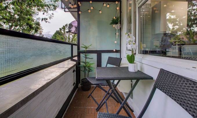 Golborne Apartment | Luxurious Duplex across Portobello Road | 850 sq/ft, A/C, Parking, Flex Check-in