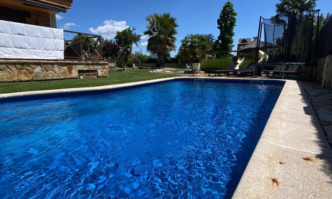 Pelayos de la Presa Ski Chalet | Luxurious Chalet special for families and friends, with a children's park.