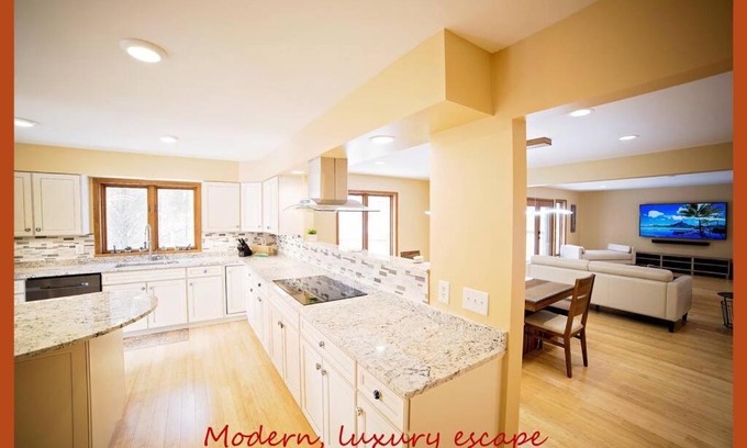 Gnaw Bone Ski Chalet | Luxurious Estate by Brown County 40 private acres