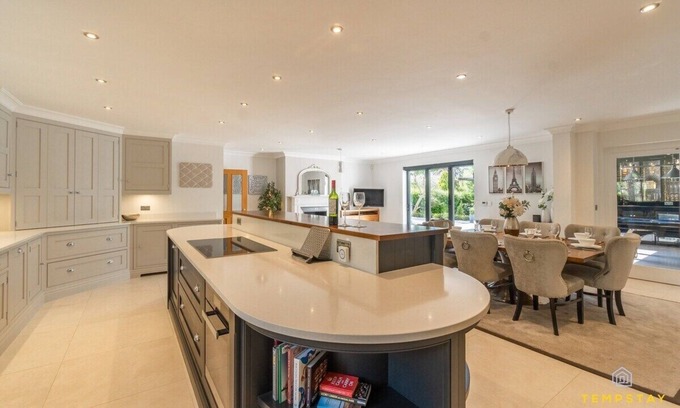 Beaconsfield House | Luxurious Family Getaway in Beaconsfield
