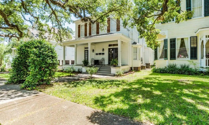 Washington Square House | Luxurious Family Home—Walk to Mardi Gras; Weddings