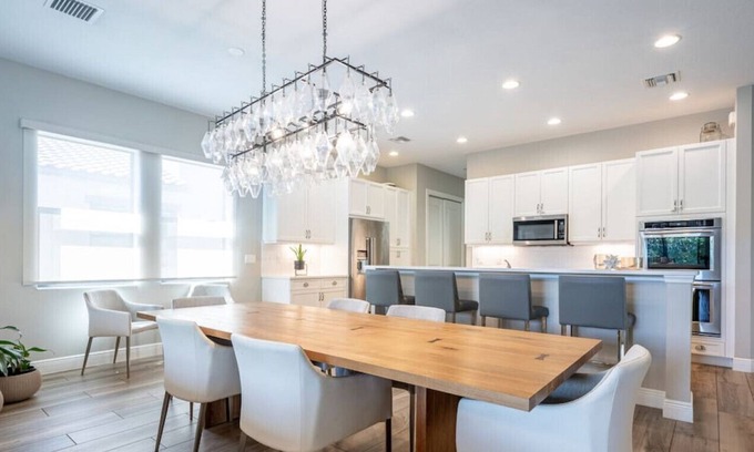 Parkland House | Luxurious Family Home - Spacious Kitchen & BBQ