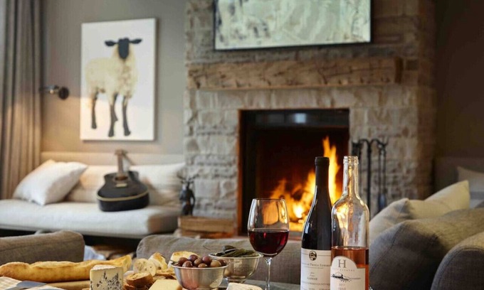 Picton House | Luxurious farmhouse on Westlake Shore Sandbanks