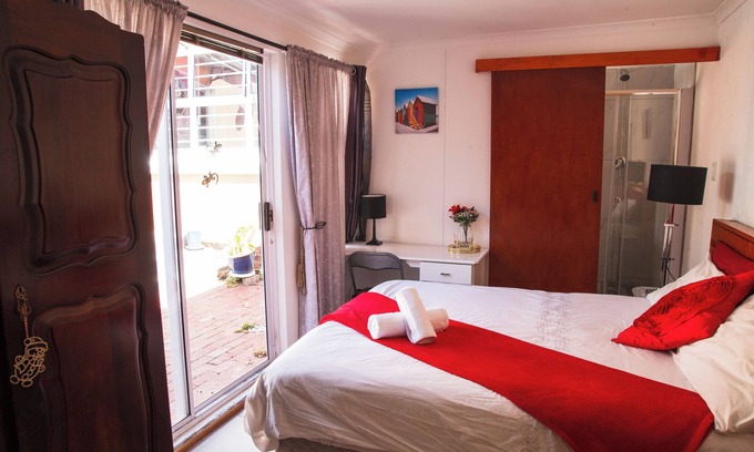 Mowbray House | Luxurious flatlet in the heart of Mowbray: Your Perfect Cape Town Getaway!