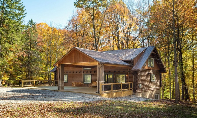 Nashport Cabin | Luxurious Forest Getaway at Historic Baughman Park New Log Cabin 2