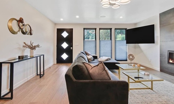 Eagle House | Luxurious Fully Equipped 3BR Private Home in Eagle
