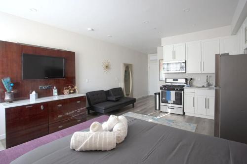 Bankers Hill Apartment | Luxurious Furnished Studio w Full Kitchen in SD