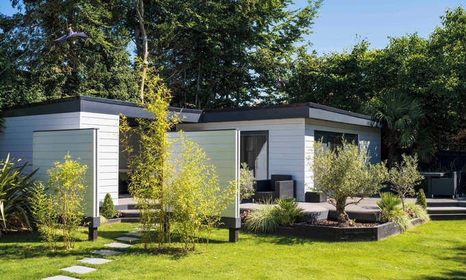 Twyford Cabin | Luxurious Garden Cabin with its own private Hot Tub.