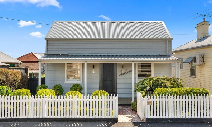 Geelong West House | ★ Luxurious Geelong Cottage ★ Walk Everywhere ★ WiFi