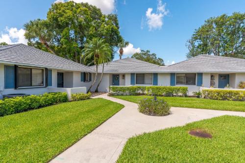 Palm Beach Gardens Apartment | Luxurious Golf Retreat Villa in PGA National!
