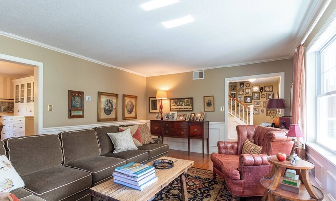 State College House | Luxurious, Gorgeous, Pristine, Convenient, Walkable 6-bedroom in State College!