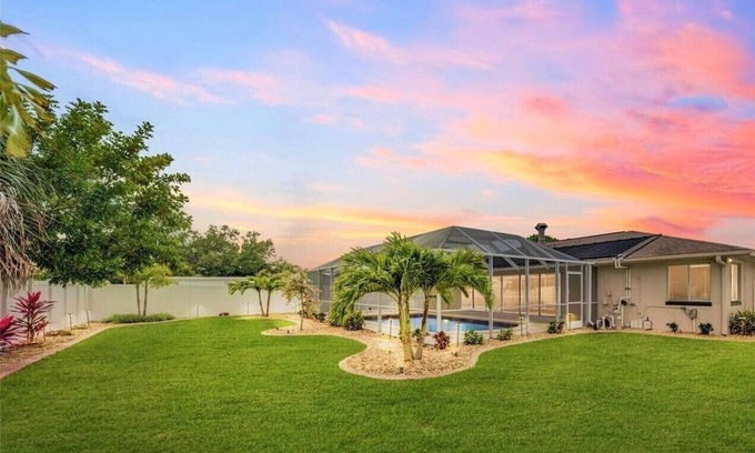 Port Charlotte House | Luxurious Haven: Poolside Paradise for 11, Steps from Punta Gorda's Best!