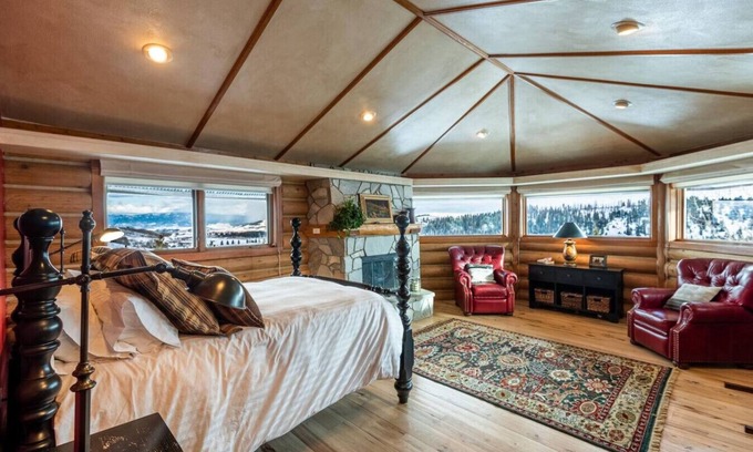 Sublette County House | Luxurious Hillside Lodge