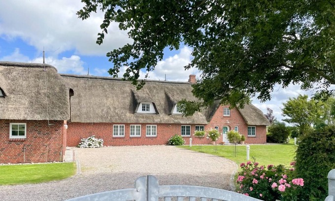 Tumlauer Koog House | Luxurious holiday home with indoor private pool and English park garden near SPO