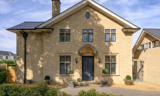 Cheltenham House | Luxurious Home in Cheltenham, Private Parking