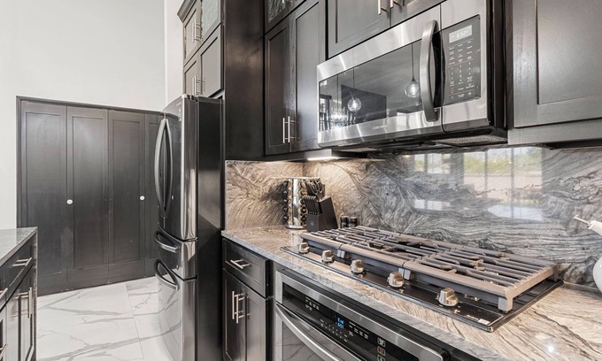 Rio Grande Blvd House | Luxurious Home in gated community near Old Town Albuquerque 01