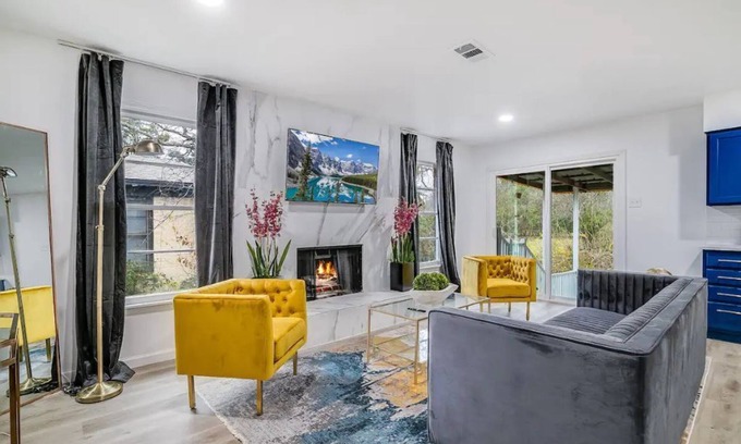 Dallas House | Luxurious Home with Hot tub, deck, creek view and modern amenities all in one!