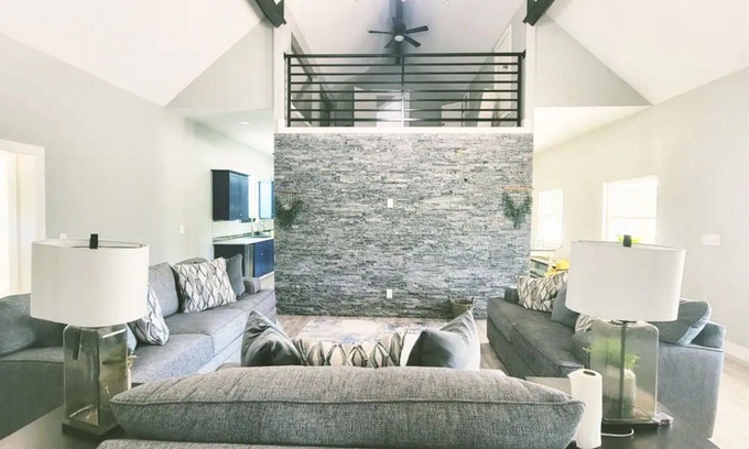 Terrell House | Luxurious House down Quiet Road.