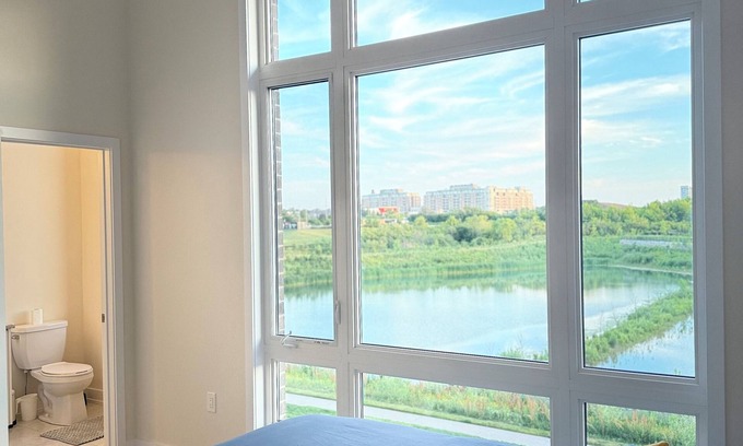 Oakville House | Luxurious House with pond view and Jacuzzi