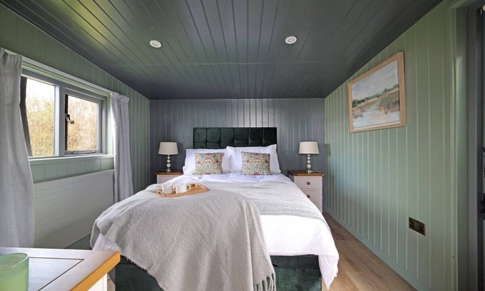 Sidmouth Cabin | Luxurious Hut w/Outdoor Bath & Sea Views