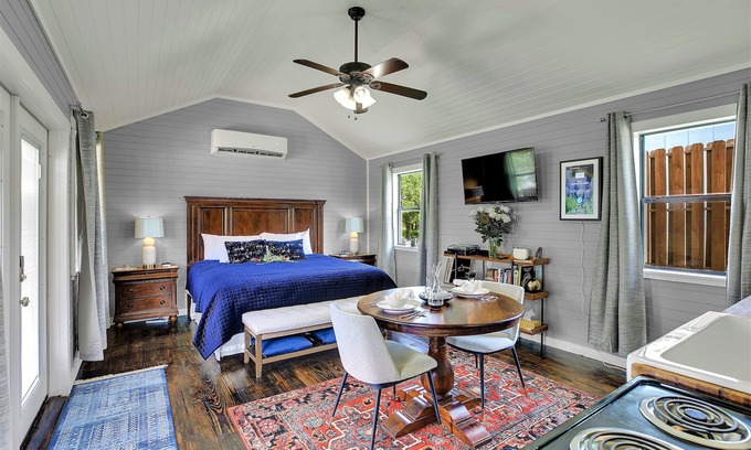 Fredericksburg House | Luxurious & Intimate Cottage in Fred Wine Country!