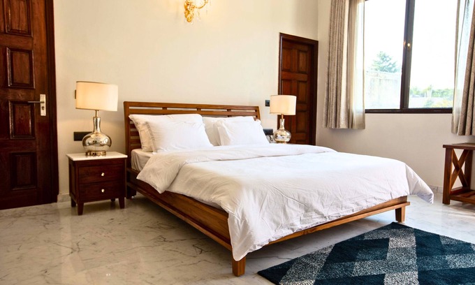 Sainik Farm Apartment | Luxurious Italian Family House: 3 Large Ensuite-Bedrooms With Private Balconies
